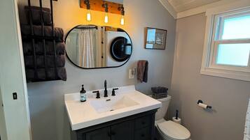 Douche, sèche-cheveux, serviettes fournies, savon