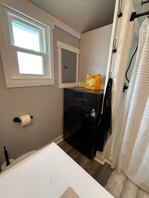 Bathroom - Sandy Bottom Cottage (Russells Point)