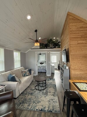 Living area - Sandy Bottom Cottage (Russells Point)