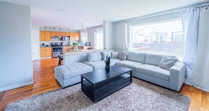 Spacious & cozy family/group-sized home with backyard, deck & Gazebo!