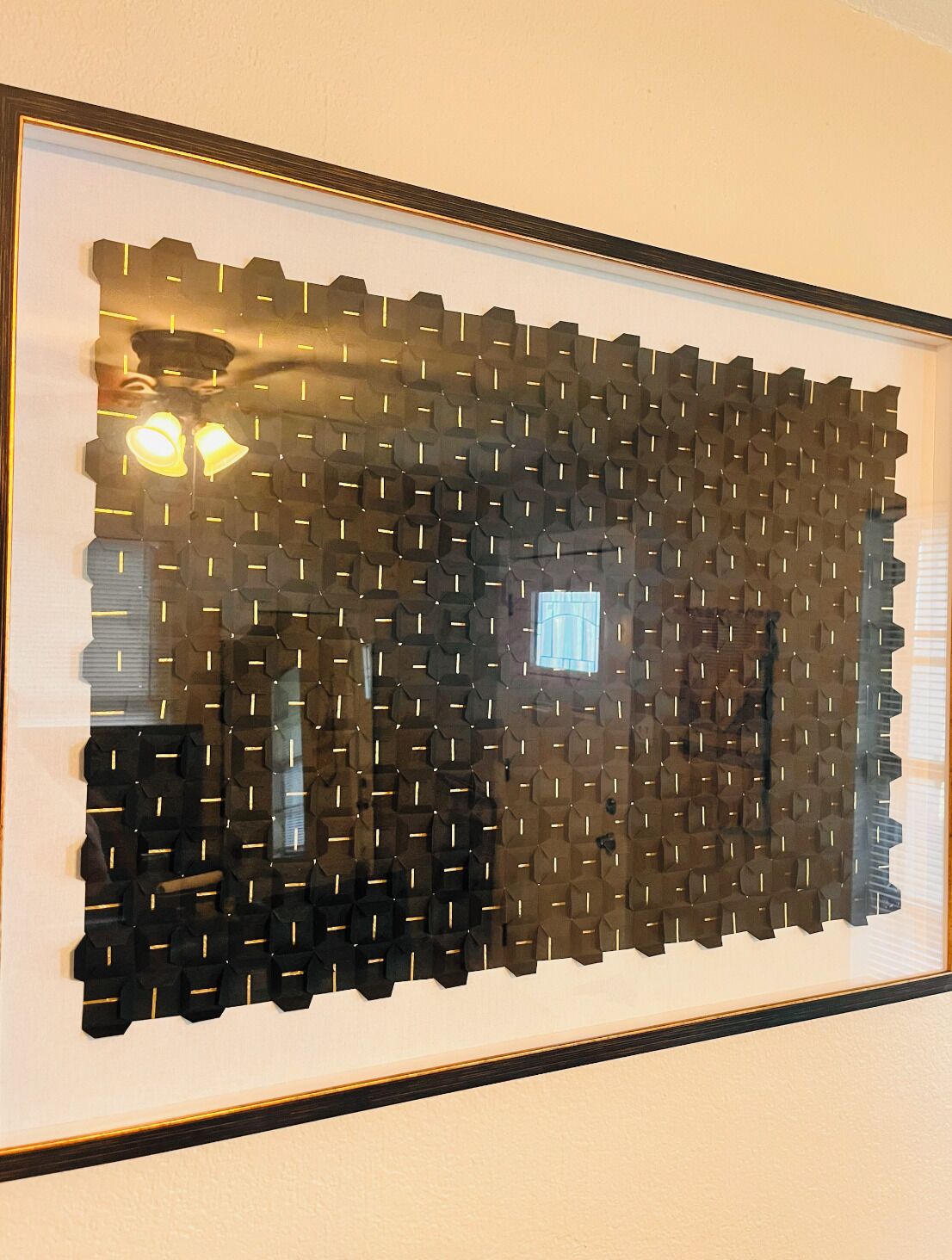 Een lijst met een abstract kunstwerk met een geometrisch patroon.