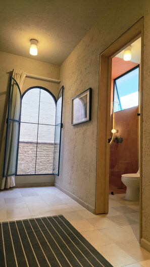 Douche, sèche-cheveux, serviettes fournies, savon