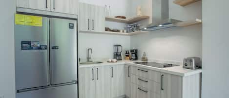 Réfrigérateur, four, plaque de cuisson, cafetière/bouilloire