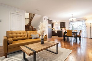 Ein modernes Wohnzimmer mit einer Couch, einem Couchtisch und einem Essbereich.