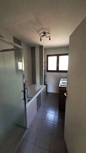 Shower, towels, soap, toilet paper - Vrbo Property (Saubion)