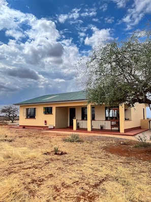Exterior - Wild Amboseli: Tembo Safari Cabin. (Lengesim)