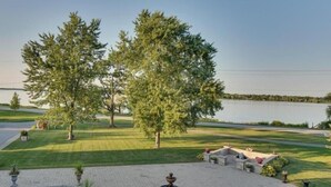 A landscaped area with trees, a lawn, and a body of water in the background. - Niagara River Idyll
Luxurious Queen size bedroom with own bathroom (Stevenstille)