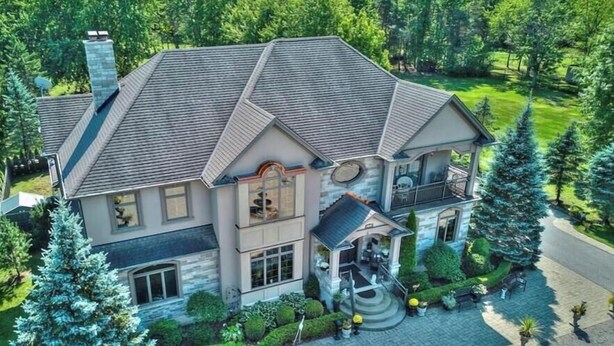 A large two-story house with a spacious front yard, a driveway, and a well-maintained lawn. - Niagara River Idyll
Luxurious Queen size bedroom with own bathroom (Stevenstille)