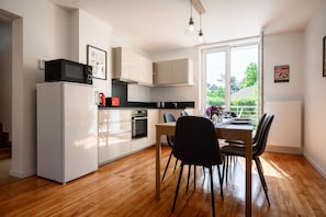 Wasserkocher mit Kaffee-/Teezubehör, Kühlschrank, Mikrowelle, Ofen