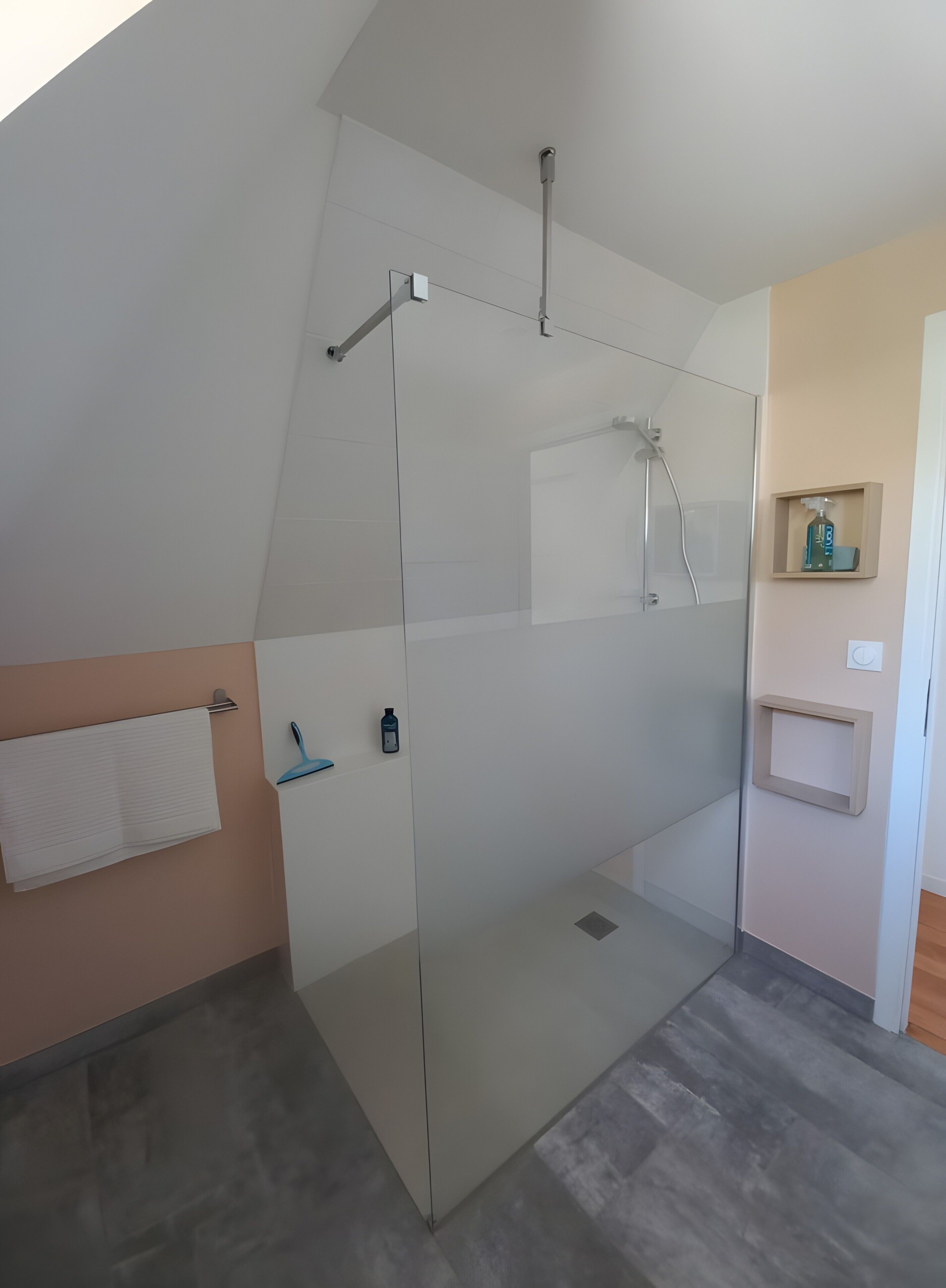 Douche, sèche-cheveux, serviettes fournies