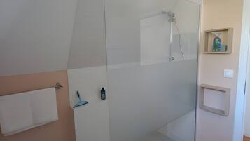 Douche, sèche-cheveux, serviettes fournies