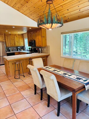 Dining - A Cozy Mountain Getaway in Arnold! (Arnold)