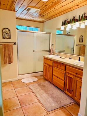 Shower, towels, soap, toilet paper - A Cozy Mountain Getaway in Arnold! (Arnold)