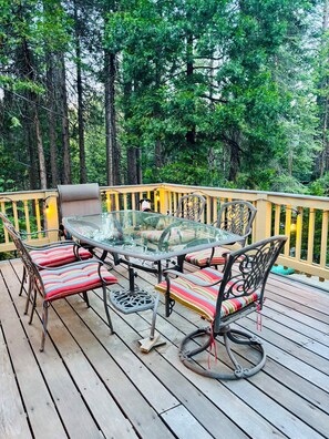 Outdoor dining - A Cozy Mountain Getaway in Arnold! (Arnold)