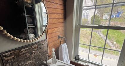 River View Retreat, Hot Tub, Balcony, Kayaks & Bikes