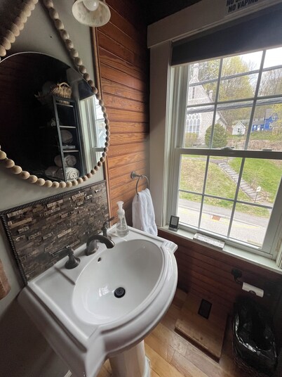 River View Retreat, Hot Tub, Balcony, Kayaks & Bikes