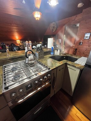Private kitchen - Boutique 1 BD, 1 BA downtown Hallowell apt with AC and free bicycles & kayaks (Hallowell)