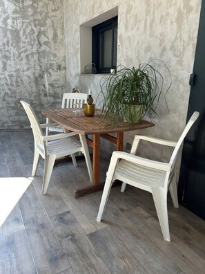 Outdoor dining - Vrbo Property (La Crau)