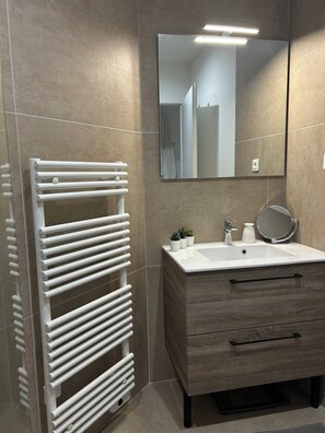 Bathroom - Vrbo Property (La Crau)