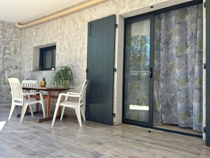 Outdoor dining - Vrbo Property (La Crau)