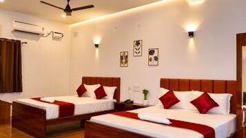 Suite | Desk, laptop workspace, free WiFi