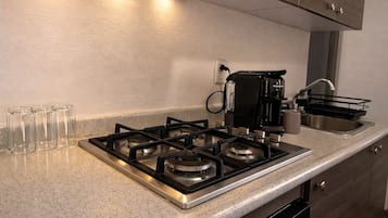 Frigobar, microondas, parrilla de estufa y cafetera de espresso