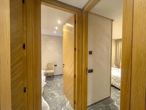 Ein Hotelzimmer mit einem Bett, einem Sessel und einem Holzschrank.
