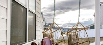 Big Sky Bungalow + Hot Tub/Retro Feels