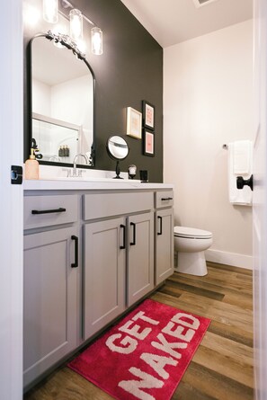 Hair dryer, towels, soap, toilet paper - Big Sky Bungalow + Hot Tub/Retro Feels (Billings)
