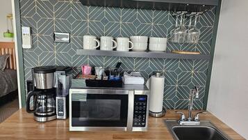 Micro-ondes, cafetiĂšre/bouilloire, grille-pain