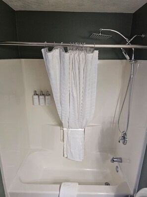Sèche-cheveux, serviettes fournies, savon, papier toilette