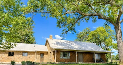 3br farmhouse on horse farm - close to KY Horse Park, Hagyard + Rood & Riddle