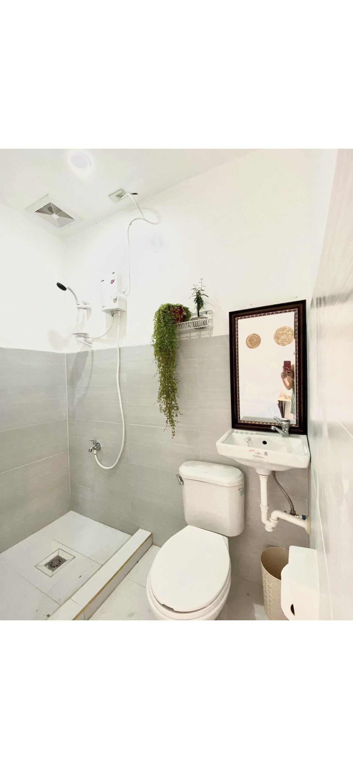 Secadora de cabello, toallas, jabón, papel de baño 