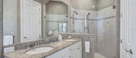 Een douche, een haardroger, handdoeken, zeep