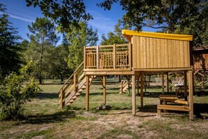 Una estructura de juego de madera con una escalera y un banco.