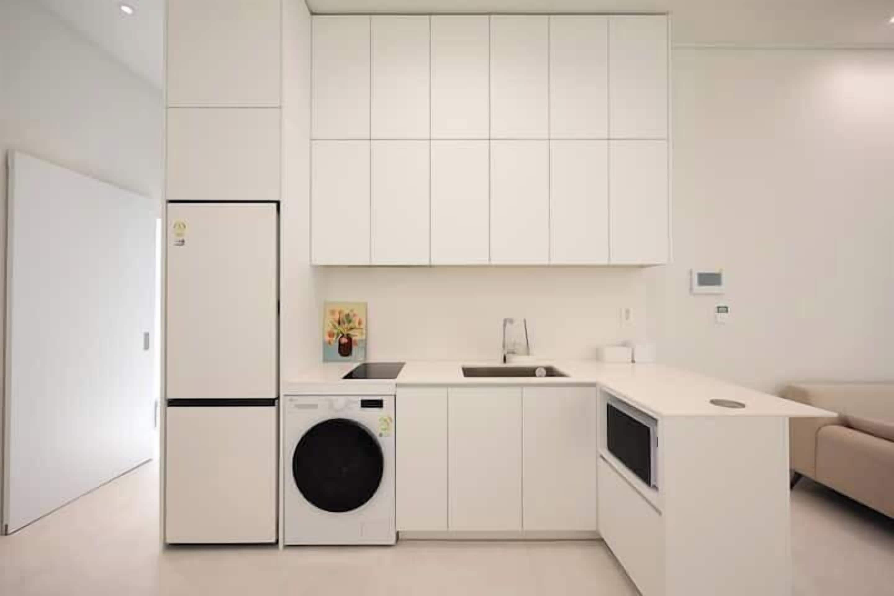 Refrigerador, microondas, utensilios de cocina, freezer