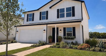 Spacious 5-bedroom house in quaint Abilene with High-speed Internet