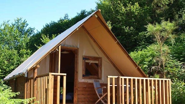 Eine kleine Holzhütte mit Veranda und Fenster.