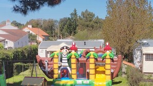 Una estructura inflable con temática pirata, rodeada de césped y edificios residenciales.