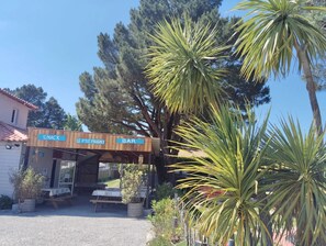 A wooden structure with signs for 'SNACK,' 'LE P'tit Prigny,' and 'BAR.' - Camping 3 étoiles - Piscine  - ccbfie0 (Les Moutiers-en-Retz)