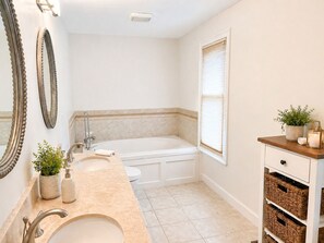 Bañera de hidromasaje, secador de pelo, bidet, toallas