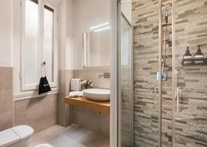Dusche, Haartrockner, Handtücher, Seife