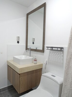 Serviettes fournies, savon, papier toilette