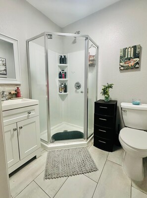 Bathroom - Cozy 1-bedroom apartment in nice Houston with AC (Houston)