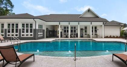 Modern King Suite, Pool, Gym & Airport Nearby