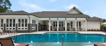 Modern King Suite, Pool, Gym & Airport Nearby