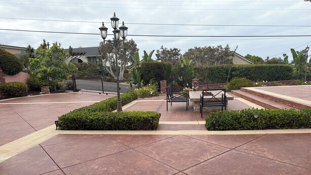 A paved outdoor area with benches, a lamp post, and a landscaped garden. - LA JOLLA PRIVATE STUDIO (San Diego)