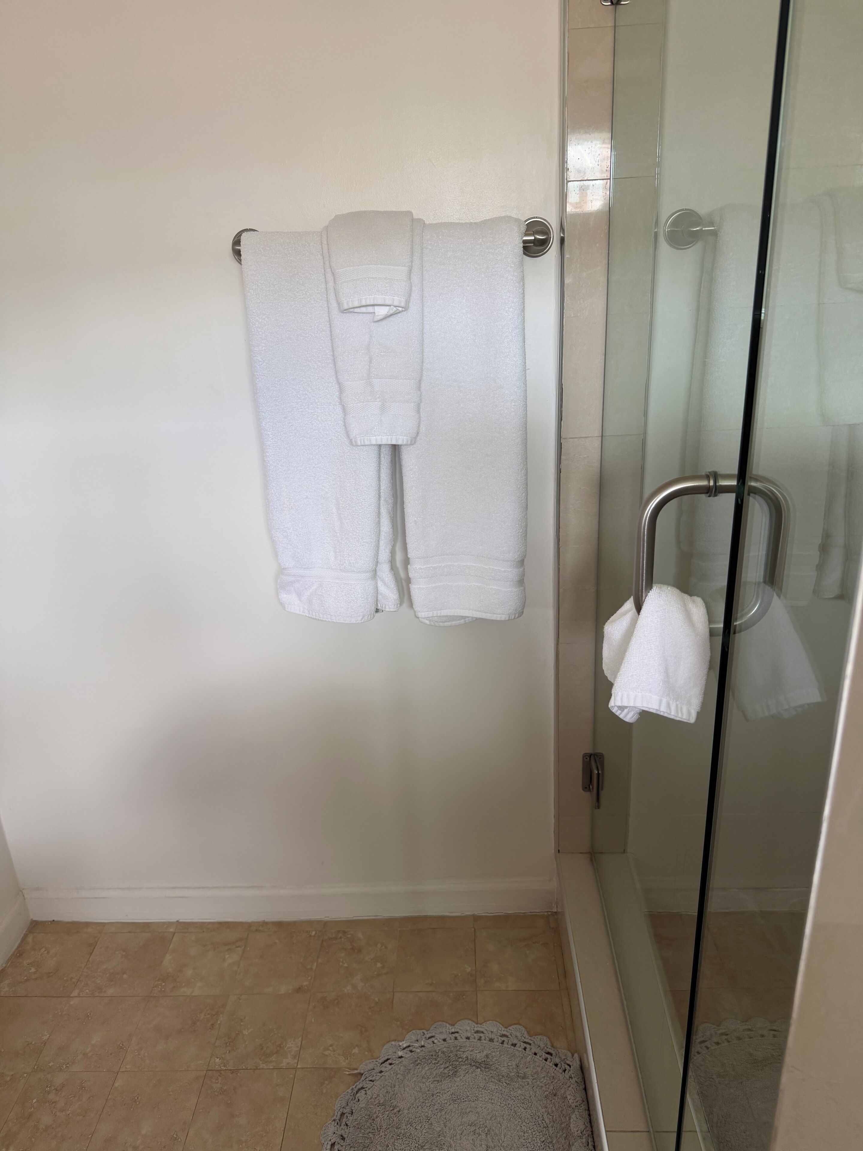 Ducha, secador de pelo, toallas y jabón