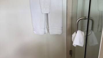 Ducha, secador de pelo, toallas y jabón
