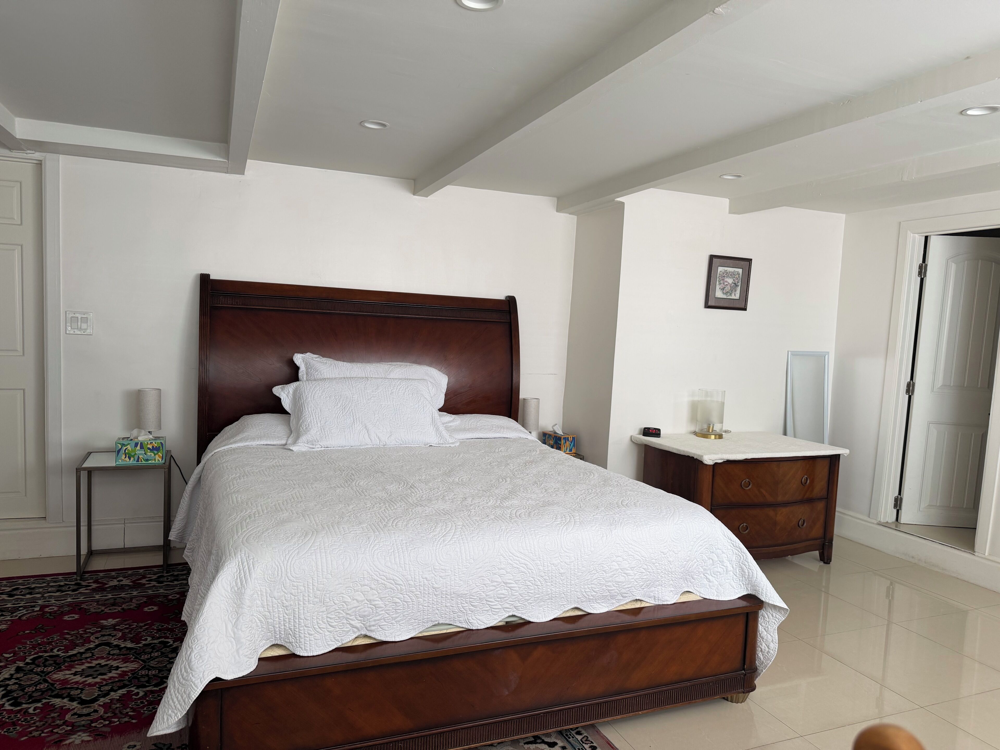 Tabla de planchar con plancha, wifi y ropa de cama 